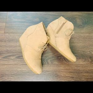 Women’s shoes. Size 9